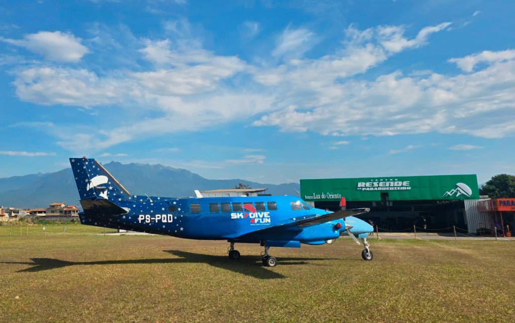 Escola Resende paraquedismo hangaragem
